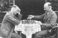 Problemkomponist Klüver erklärt dem Partiespieler Klüver ein Schachproblem
